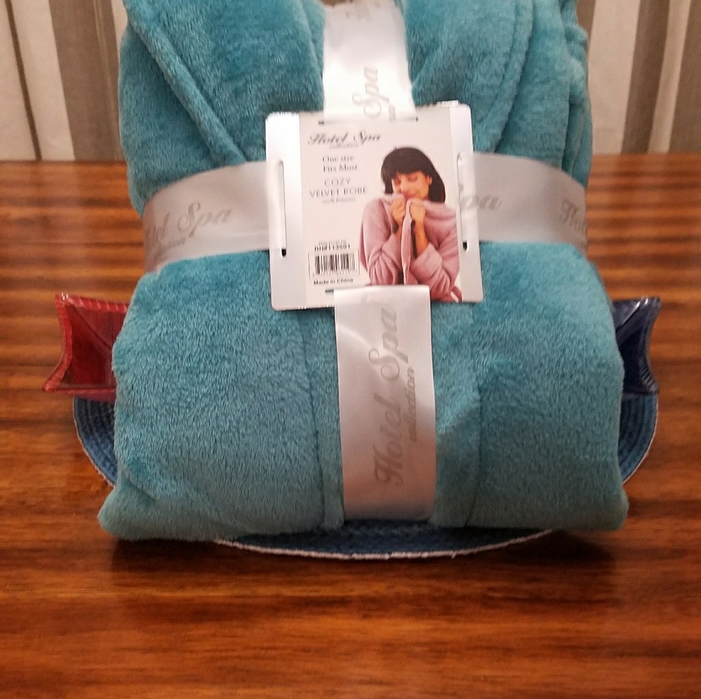 Cozy Velvet Robe - Picture 2 of 2